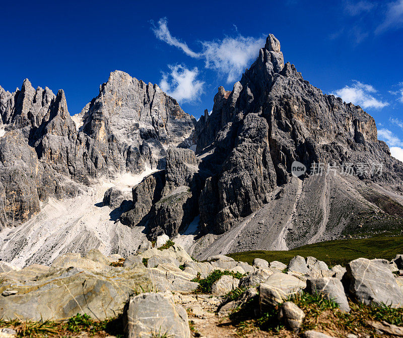 意大利Dolomites的Passo Rolle夏季景观